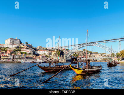 Le imbarcazioni tradizionali a Vila Nova de Gaia banca del fiume Douro, Dom Luis I Bridge in background, Porto, Portogallo Foto Stock