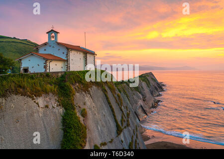 Spagna, Paesi Baschi, Zumaia. San Telmo cappella al tramonto Foto Stock
