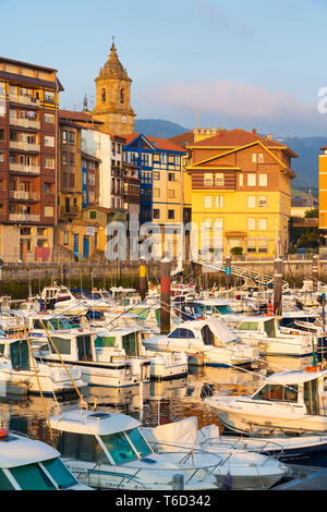 Spagna, provincia di Biscaglia, Paesi Baschi, Bermeo, barche ormeggiate in porto Foto Stock