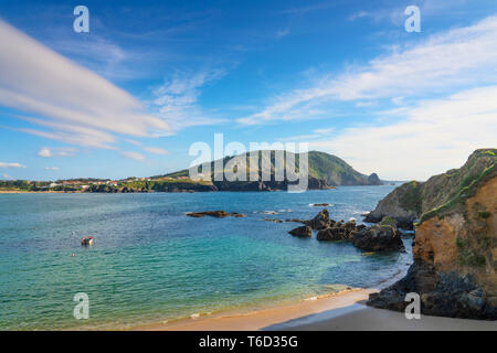 Spagna, Galizia, La Coruna, Meiras, vista della spiaggia e bay Foto Stock