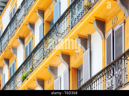 Spagna, Paesi Baschi, San Sebastian (Donostia), Plaza de la Constitucion, close up dei tipici balconi Foto Stock