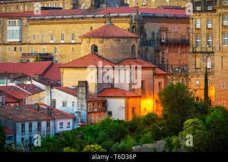 Spagna Galizia, Santiago de Compostela, Chiesa di San Fructuoso illuminata di notte Foto Stock