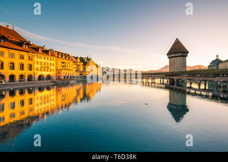 Lucerna, Svizzera. KapellbrÃ¼Cke (Ponte della Cappella) e acqua torre sul fiume Reuss all'alba Foto Stock
