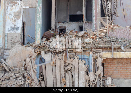 Calcestruzzo collassato edificio di appartamenti in Havana, Cuba Foto Stock