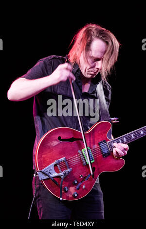 Torino, Italia. 29 apr, 2019. La norvegese chitarrista sperimentale Stian Westerhus performing live sul palcoscenico del Piccolo Regio Teatro di Torino per la Torino Jazz Festival" edizione 2019. Credito: Alessandro Bosio/Pacific Press/Alamy Live News Foto Stock