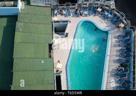 Vista aerea della piscina in hotel, Havana Foto Stock