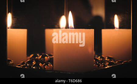 Christmas candle tra gli specchi Foto Stock