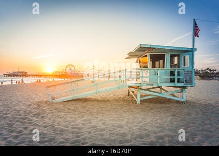 Tramonto sulla spiaggia di Santa Monica con cabina di soccorso e parco divertimenti sullo sfondo Foto Stock