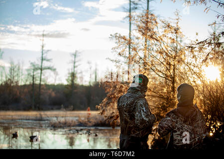 Fratelli duck hunting insieme. Foto Stock