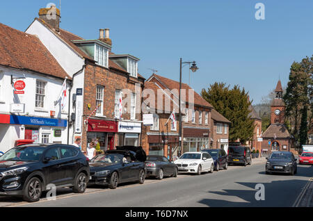 Wendover, Buckinghamshire, Inghilterra, Regno Unito. Aprile 2019. High Street, Wendover in The Chiltern Hills zona. Un mercato comune con la torre dell orologio risalente al 1842. Foto Stock