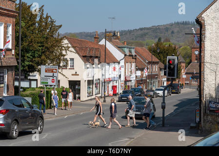 Wendover, Buckinghamshire, Inghilterra, Regno Unito. Aprile 2019. High Street, Wendover in The Chiltern Hills zona. Un mercato comune con la torre dell orologio risalente al 1842. Foto Stock