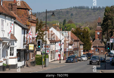 Wendover, Buckinghamshire, Inghilterra, Regno Unito. Aprile 2019. High Street, Wendover in The Chiltern Hills zona. Un mercato comune con la torre dell orologio risalente al 1842. Foto Stock