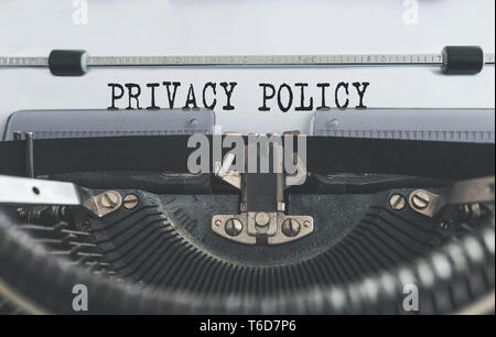 Close-up shot di parole POLITICA SULLA PRIVACY scritto su una vecchia macchina da scrivere manuale Foto Stock