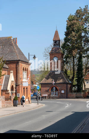 Wendover, Buckinghamshire, Inghilterra, Regno Unito. Aprile 2019. Una città di mercato nelle Chiltern Hills area con una torre orologio risalente al 1842. Foto Stock