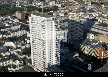 Guardando verso il basso sulla Sussex altezze (la torre bianca) in Brighton, dall'i360. Foto Stock