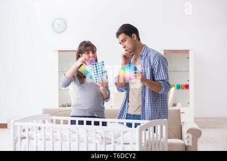 I giovani genitori aspettano il loro primo bambino Foto Stock