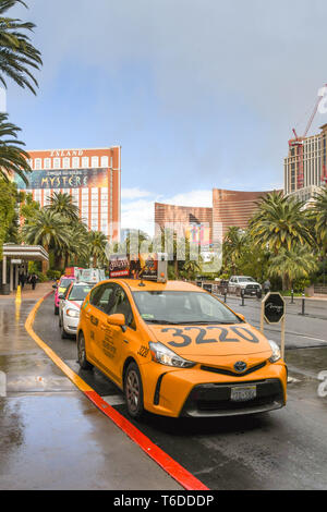 LAS VEGAS, NEVADA, STATI UNITI D'AMERICA - Febbraio 2019: Linea di taxi in attesa fuori del Mirage Hotel in Las Vegas. Foto Stock