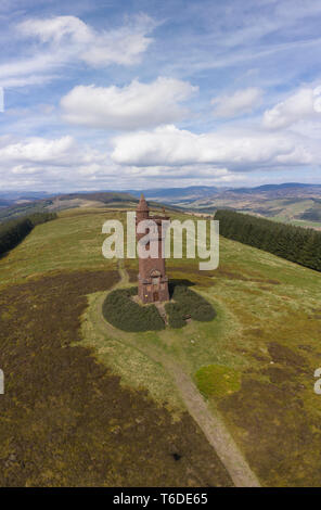 Vista aerea del monumento commemorativo Airlie sulla collina di Tulloch tra Glen Prosen e Glen Clova, vicino a Kirriemuir, Angus, Scozia. Foto Stock