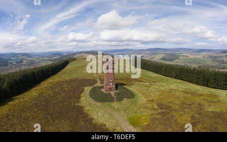 Vista aerea del monumento commemorativo Airlie sulla collina di Tulloch tra Glen Prosen e Glen Clova, vicino a Kirriemuir, Angus, Scozia. Foto Stock