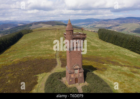 Vista aerea del monumento commemorativo Airlie sulla collina di Tulloch tra Glen Prosen e Glen Clova, vicino a Kirriemuir, Angus, Scozia. Foto Stock