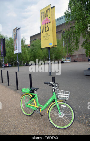 A CALCE E ASSISTENZA ELETTRICA noleggio bici a regime, Londra UK Aprile 2019 Foto Stock