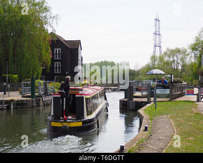 Sandford-on-Thames, Oxfordshire, Regno Unito. 30 apr 2019. Un canal boat passa attraverso il blocco sul Tamigi a Sandford. Foto Stock