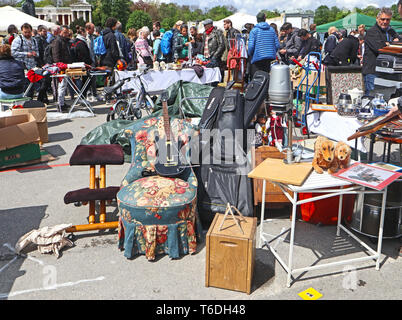 Monaco di Baviera, Germania - 27 aprile 2019 Vista dell'aria aperta gigante del mercato delle pulci (Riesenflohmarkt) di Monaco di Baviera.potrete trovare di tutto per ogni budget:Home decor un Foto Stock