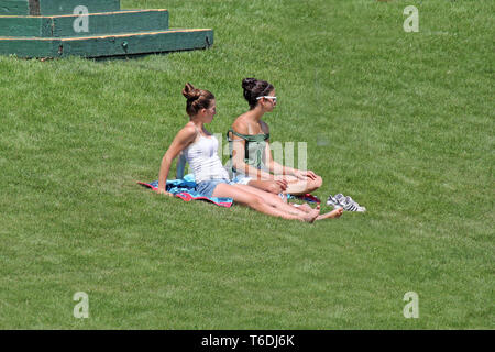 Queste due ragazze sono a guardare il equestrian show jumping show a Prati di abete rosso a Calgary, Alberta. Foto Stock