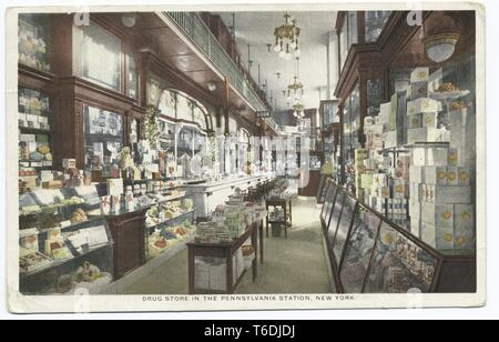 Detroit azienda fotografica cartolina vintage riproduzione della Drug Store in Pennsylvania Station, New York, 1914. Dalla Biblioteca Pubblica di New York. () Foto Stock