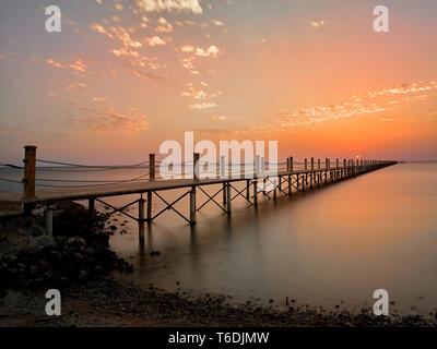 Un bel mare rosso sunrise presso il molo nel Zeytona spiaggia El Gouna Egitto Foto Stock