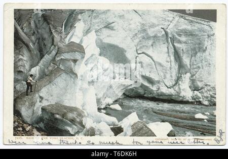 Detroit azienda fotografica cartolina vintage riproduzione dell'uomo salire la base del ghiacciaio di Yoho in British Columbia, Canada, 1914. Dalla Biblioteca Pubblica di New York. () Foto Stock