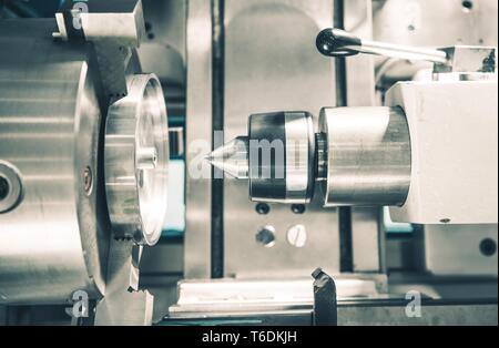 Tornio CNC macchina con torretta portautensili disco su cui montati tutti  gli strumenti. Messa a fuoco selettiva Foto stock - Alamy