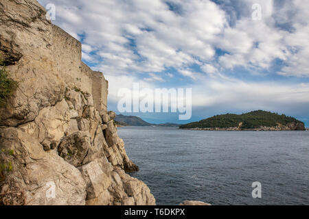 Città di mura difensive, stari grad, Dubrovnik, Croazia, dal Buža 2 bar: guardando a sud verso l'isola di Lokrum Foto Stock