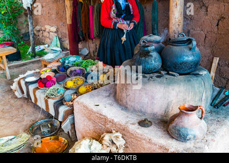 Donna Inca e semplici attrezzature per la tintura naturale processo di lana a Cusco in Perù Foto Stock