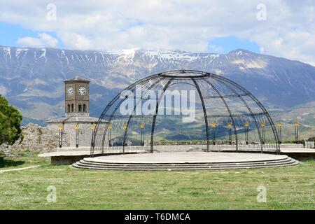 Palco del Festival di Girokastra Folklore Nazionale Festival che ha luogo ogni cinque anni all'interno castello Albania Foto Stock