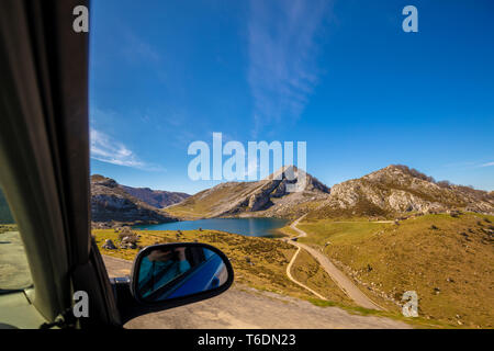Picchi di Europa (Picos de Europa) Parco Nazionale. Un lago glaciale di Enol. Vista dall'auto. Asturias, Spagna, Europa Foto Stock
