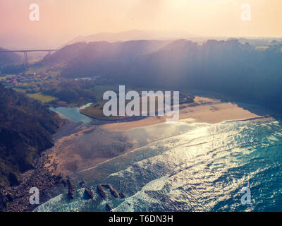 Vista aerea dell'oceano e costa rocciosa. Playa de San Pedro. Asturias, Spagna Foto Stock