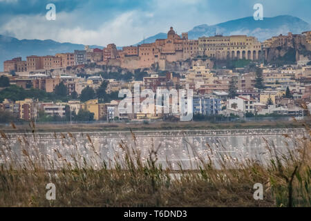 Enormi colonie di allevamento fenicotteri rosa sul outskitrs della città di Cagliari, Sardegna, Italia.. Molentargius Saline Parco Regionale. Foto Stock