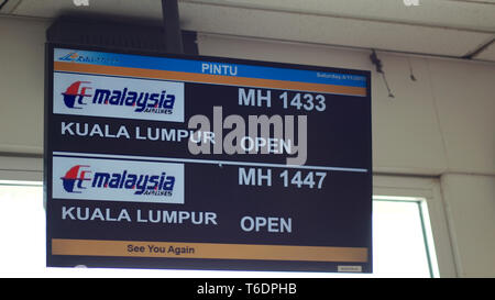 KEDAH, Langkawi, Malesia - Aprile 09th, 2015: informazioni di volo all'Aeroporto di Langkawi terminal passeggeri con orario di partenza del volo per Kuala Lumpur Foto Stock