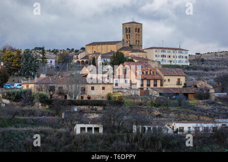 Sepulveda cittadina in provincia di Segovia Castiglia e Leon comunità autonoma in Spagna, vista con Nuestra Senora de la Peña Chiesa Foto Stock