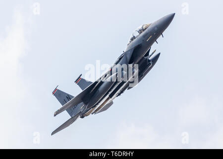 F-15E Strike Eagle assegnato alla 494th Tactical Fighter Squadron lanciando per un corso di formazione sortie da RAF Lakenheath in aprile 2019. Foto Stock