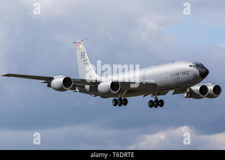 Una KC-135R Stratotanker del centesimo ARW scende nella RAF Mildenhall Suffolk, durante il mese di aprile 2019. Foto Stock