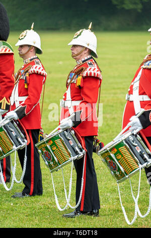 Regno Unito, Cardiff - 09 Giugno 2018 - Banda di Welsh Guards prendendo parte alla festa di compleanno per la Regina Elisabetta II - i tamburi Foto Stock