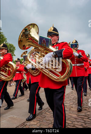 Regno Unito, Cardiff - 09 Giugno 2018 - Banda di Welsh Guards prendendo parte alla festa di compleanno per la Regina Elisabetta II - Tuba Foto Stock