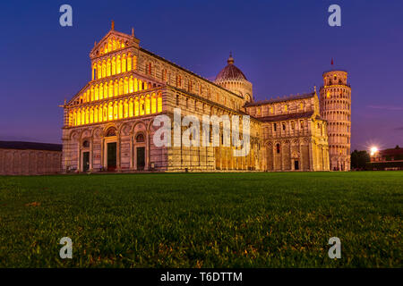 La Cattedrale di Pisa e Torre Pendente in Piazza dei Miracoli illuminazione notturna vista, Italia Foto Stock
