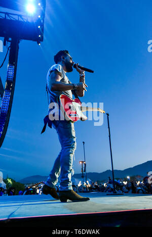 Indio, California, 28 aprile 2019, Matthew Ramsey della band Old Dominion in scena per una folla energica al Festival della musica di Stage Coach Foto Stock