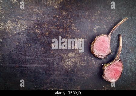 Rack di barbecue di carne di cervo come vista dall'alto su un vecchio arrugginito foglio di metallo Foto Stock