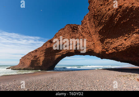 Spiaggia di Legzira con arcate di roccia in Marocco Foto Stock