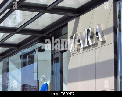 LJUBLJANA, Slovenia - 22 Marzo 2019: Zara è uno dei più grandi della moda internazionale aziende, flagship store della catena del gruppo Inditex. Foto Stock