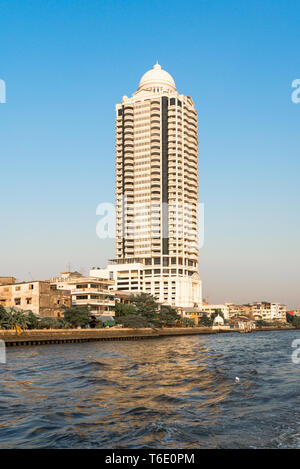 Edifici moderni presso il fiume Chao Phraya in Bangkok Foto Stock